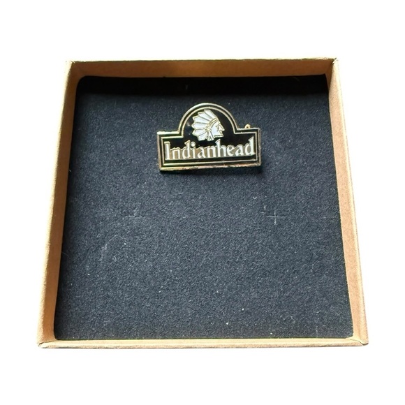 Vintage pin from Indianhead Mountain, a ski resort in Michigan. - Picture 3 of 4